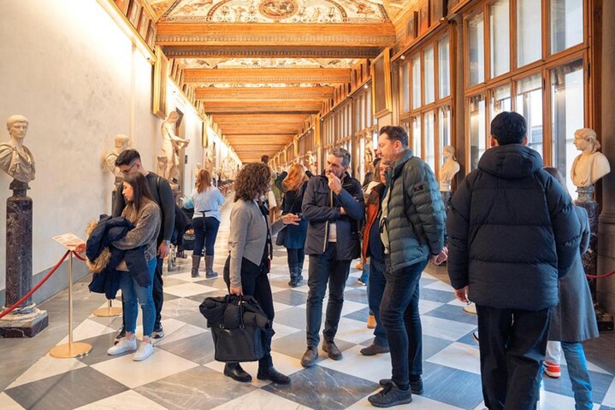 um grupo de pessoas paradas em um museu