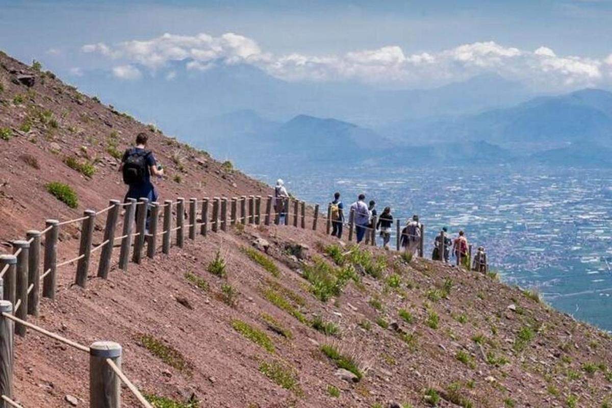 un gruppo di persone in piedi in cima a una collina
