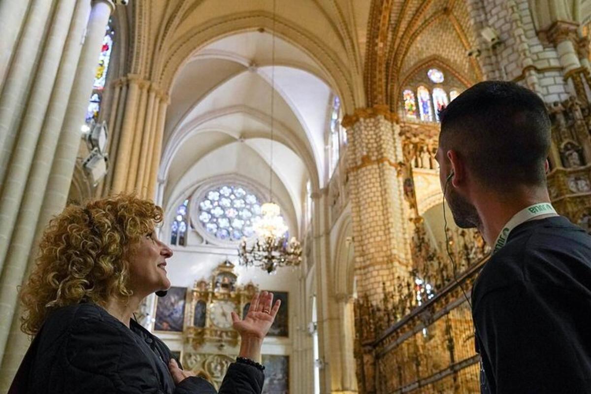 ein Mann und eine Frau stehen in einer Kirche