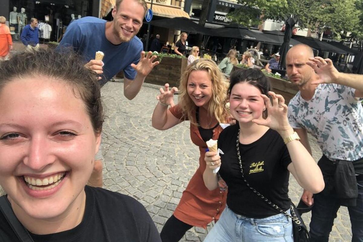 un gruppo di persone in posa per una foto con il gelato