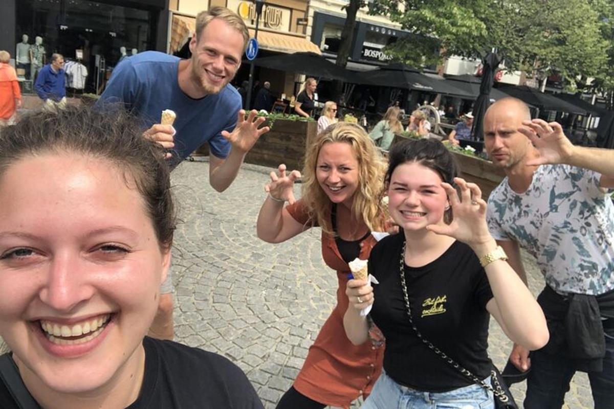 um grupo de pessoas posando para uma foto com sorvete