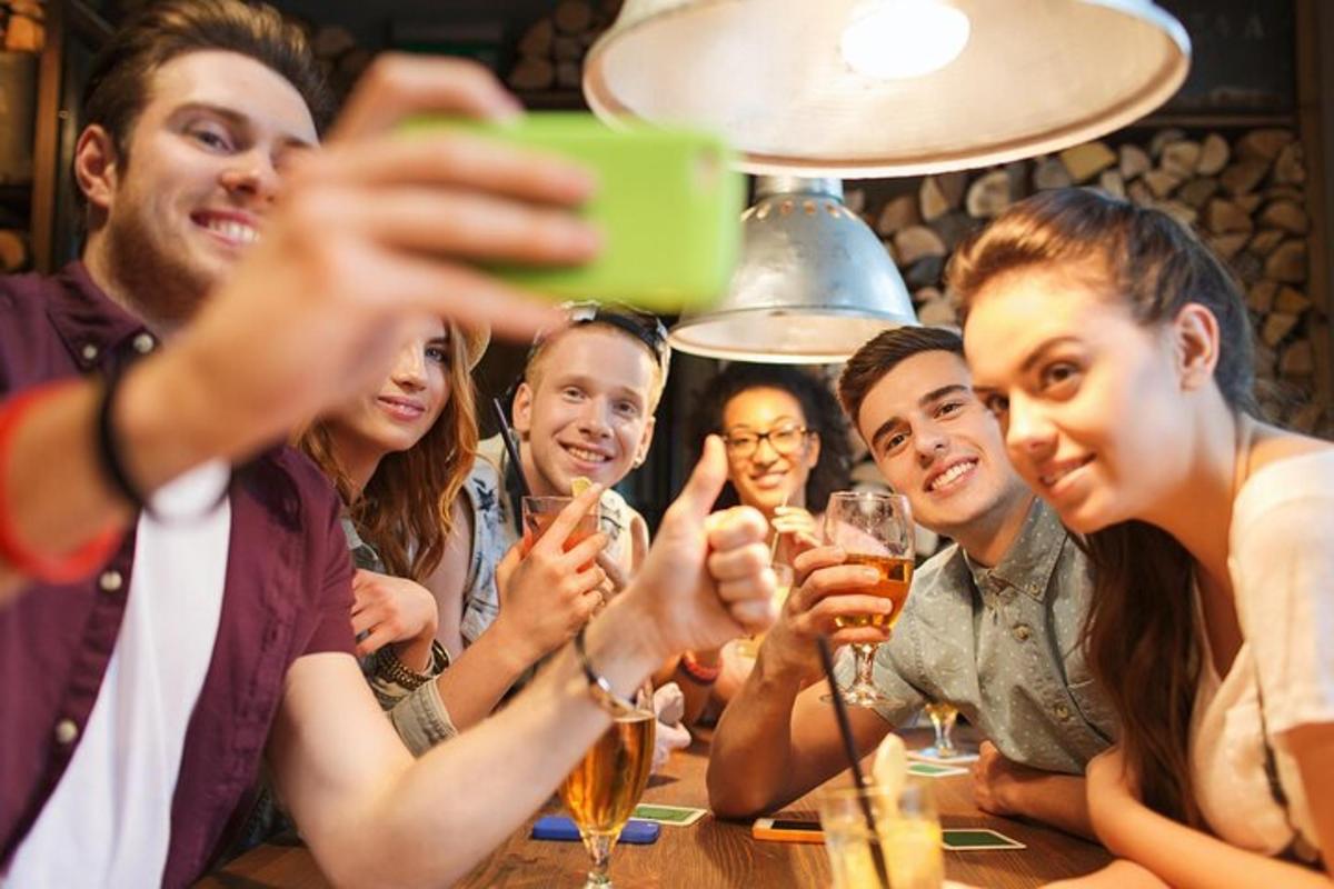 um grupo de pessoas sentadas à mesa bebendo vinho
