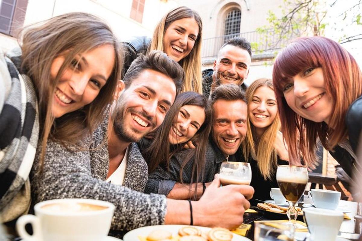 un gruppo di persone che posano per una foto a un tavolo