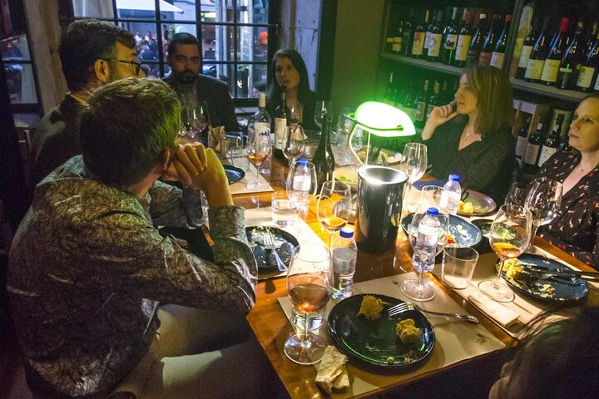 um grupo de pessoas sentadas ao redor de uma mesa em um restaurante