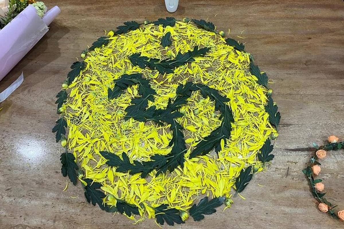 una torta con il numero su un tavolo