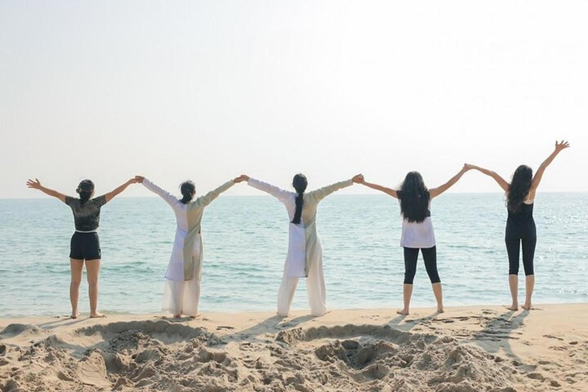 Un grupo de mujeres de pie en la playa