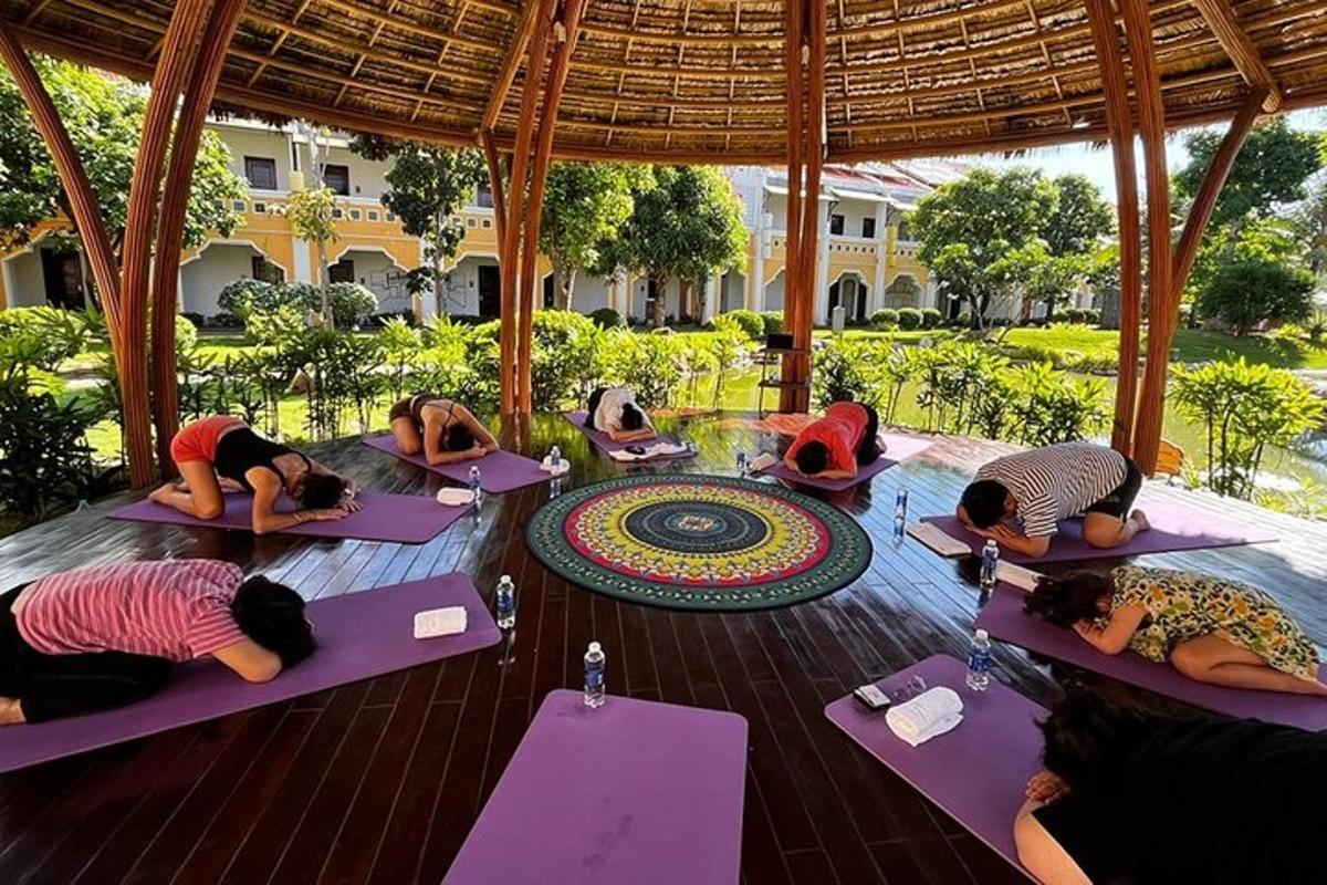 Un grupo de personas haciendo yoga en un pabellón.