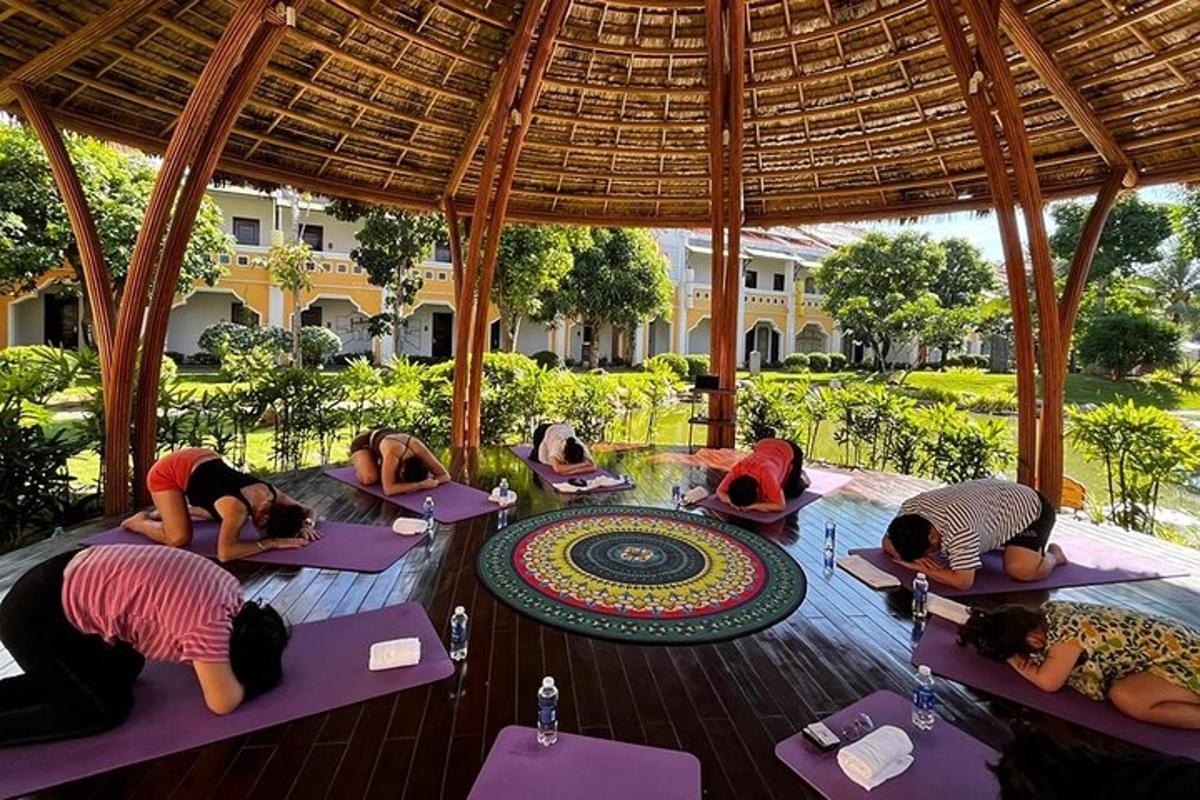 un gruppo di persone che fanno yoga in un padiglione
