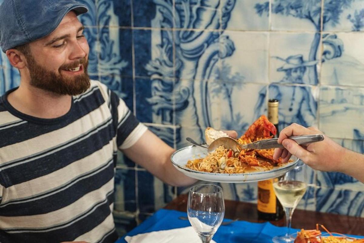 un home sosté un plat de menjar