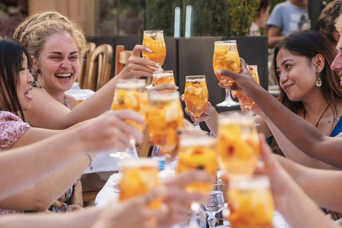 un grup de dones assegudes a una taula bevent cervesa