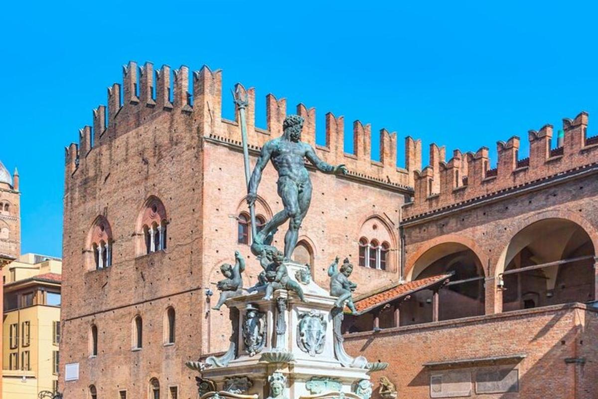 una estàtua d'un home davant d'un edifici