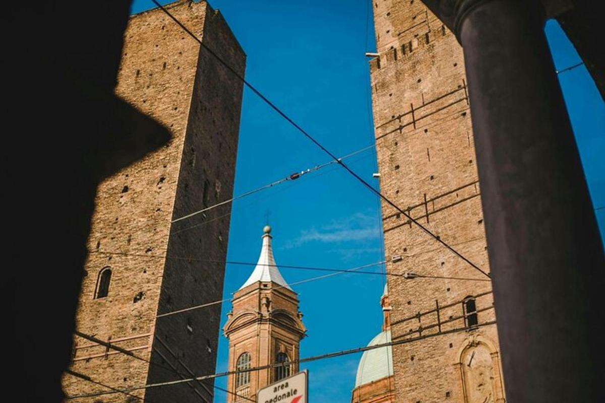 dues torres d'un edifici amb una torre del rellotge