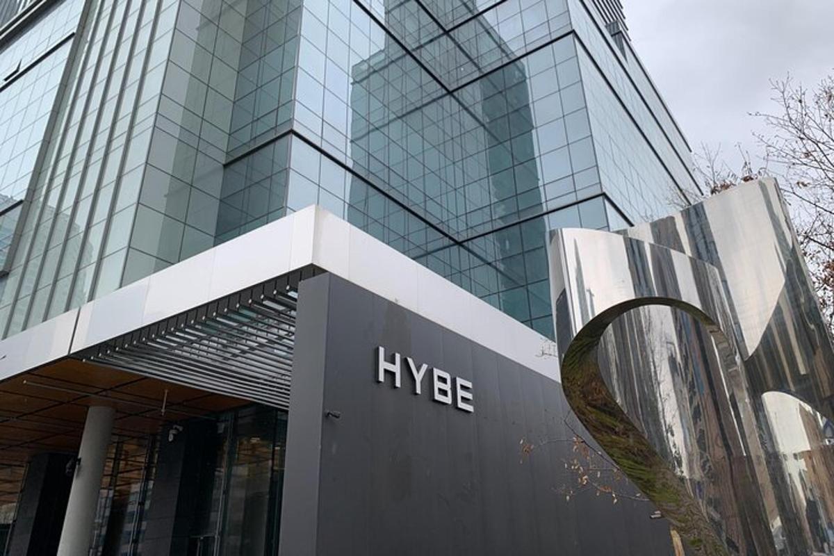 um grande edifício de vidro com a placa Hyde nele