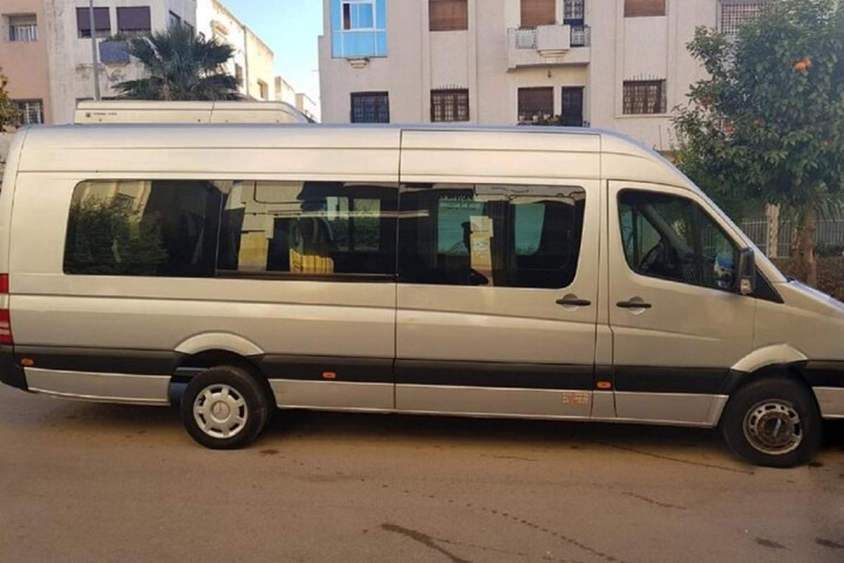 sebuah van putih diletakkan di tempat letak kereta