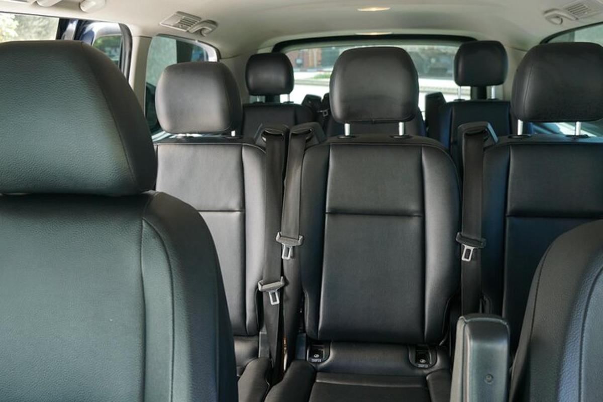 pemandangan tempat duduk belakang kereta