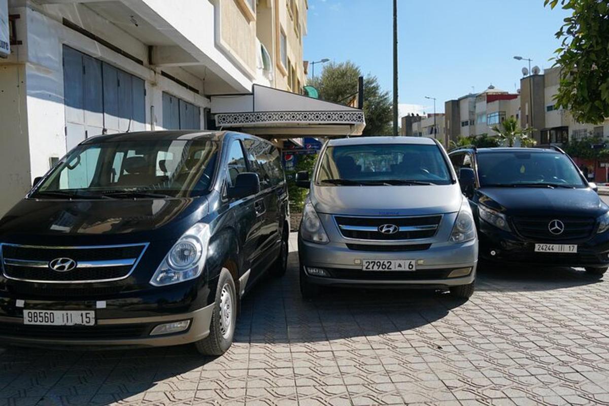trije avtomobili parkirani pred stavbo