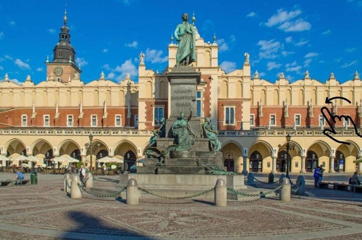 statua przed dużym budynkiem