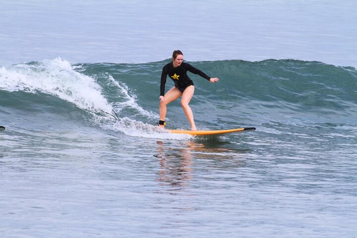 uma mulher pegando uma onda em uma prancha de surfe no oceano