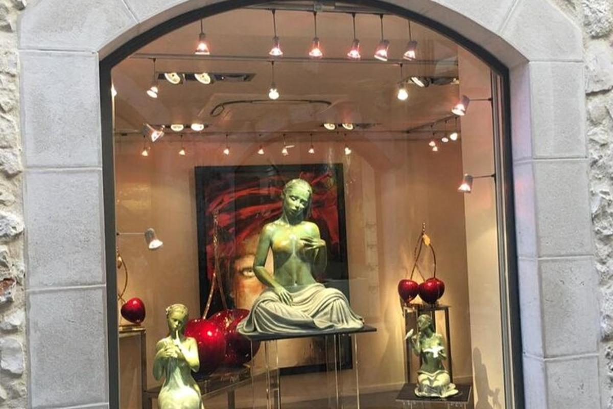 商店橱窗里有一尊女人的雕像
