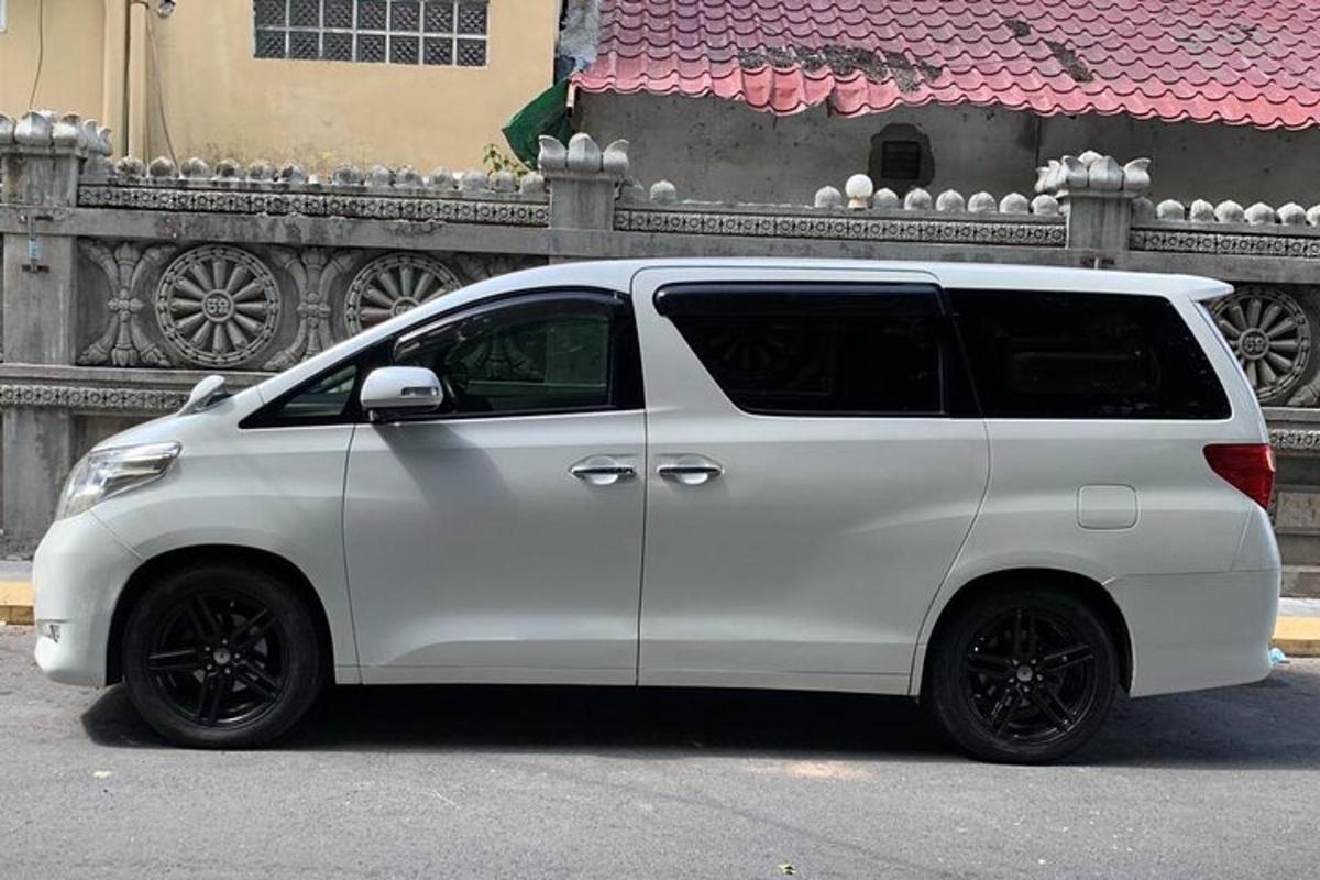 bel kombi parkiran pred stavbo