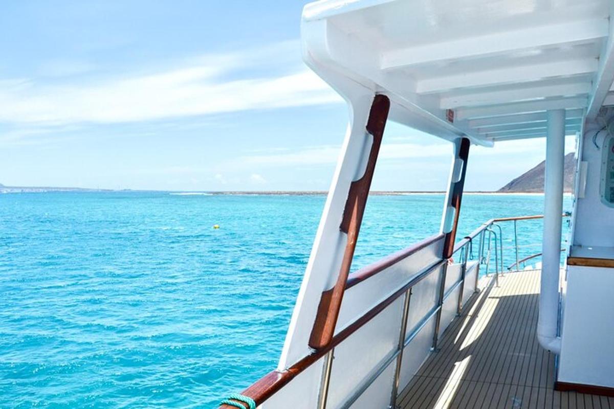 una vista des de la coberta d'un vaixell a l'oceà