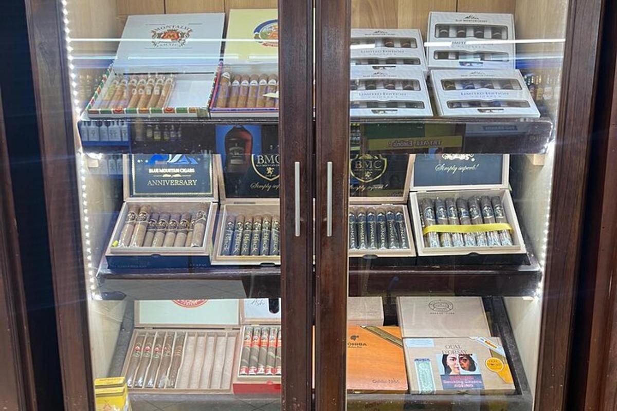 vitrina puna različitih vrsta cigareta