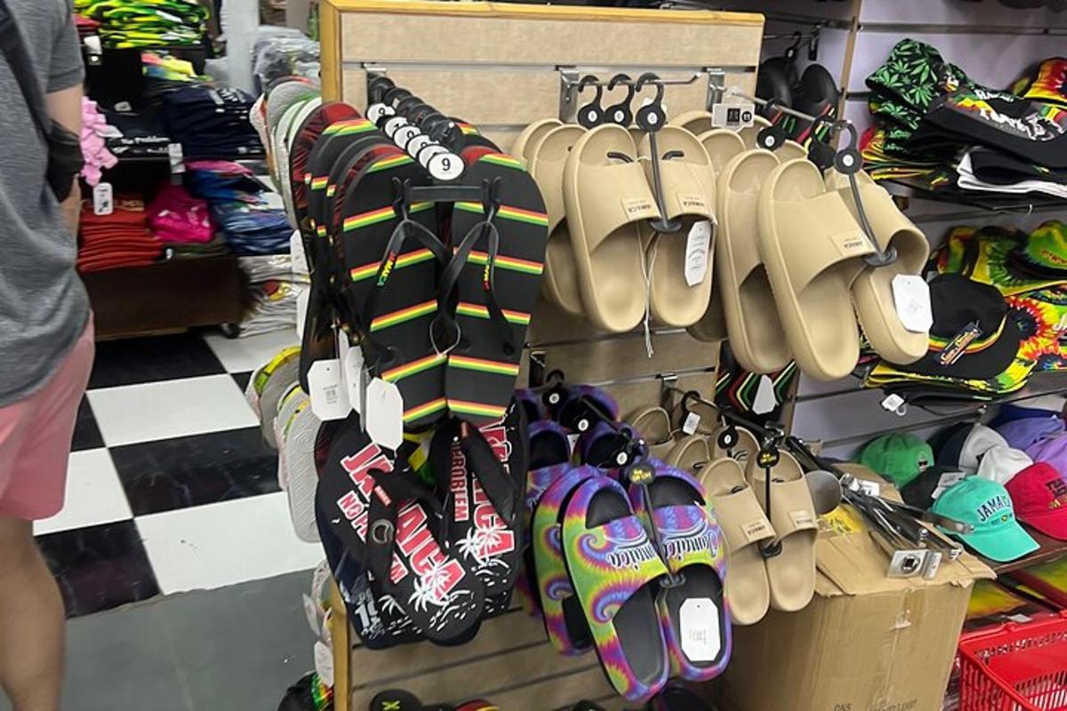 Un estante de zapatos y zapatos en exhibición en una tienda.
