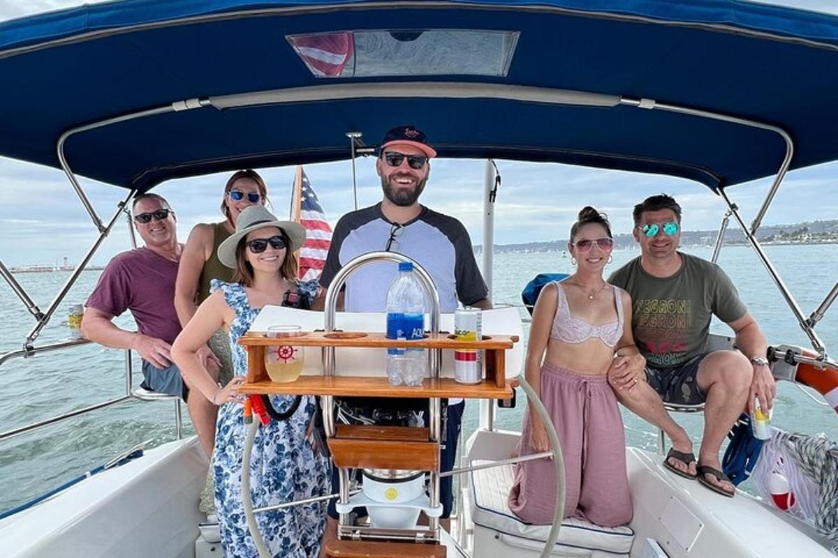 um grupo de pessoas em um barco na água