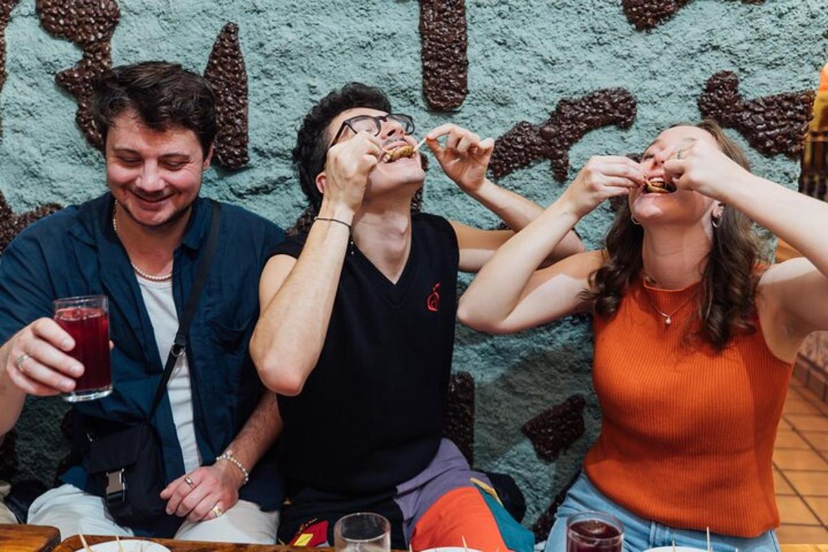 顔を使って食べ物を食べている3人のグループ