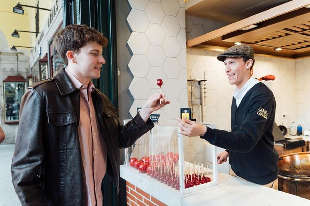 dois homens em pé em frente a um balcão olhando para uma vitrine