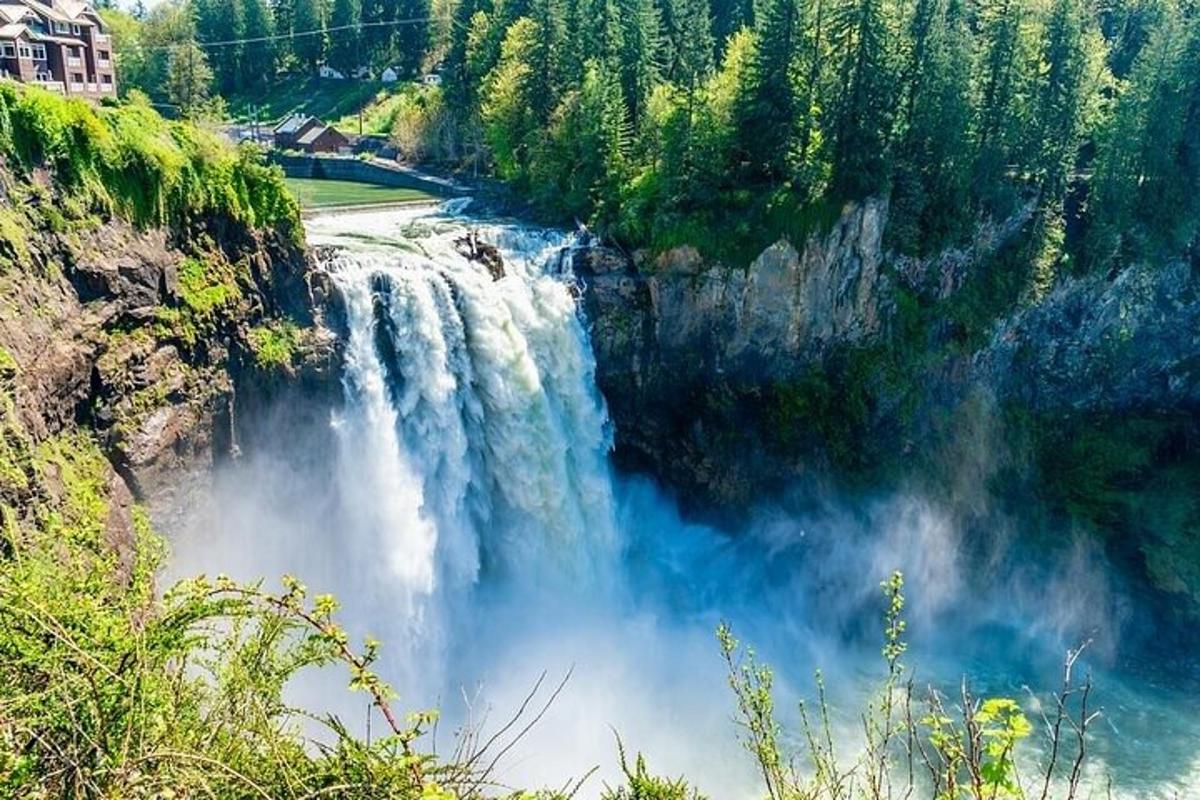 foss í miðju fjalli með trjám