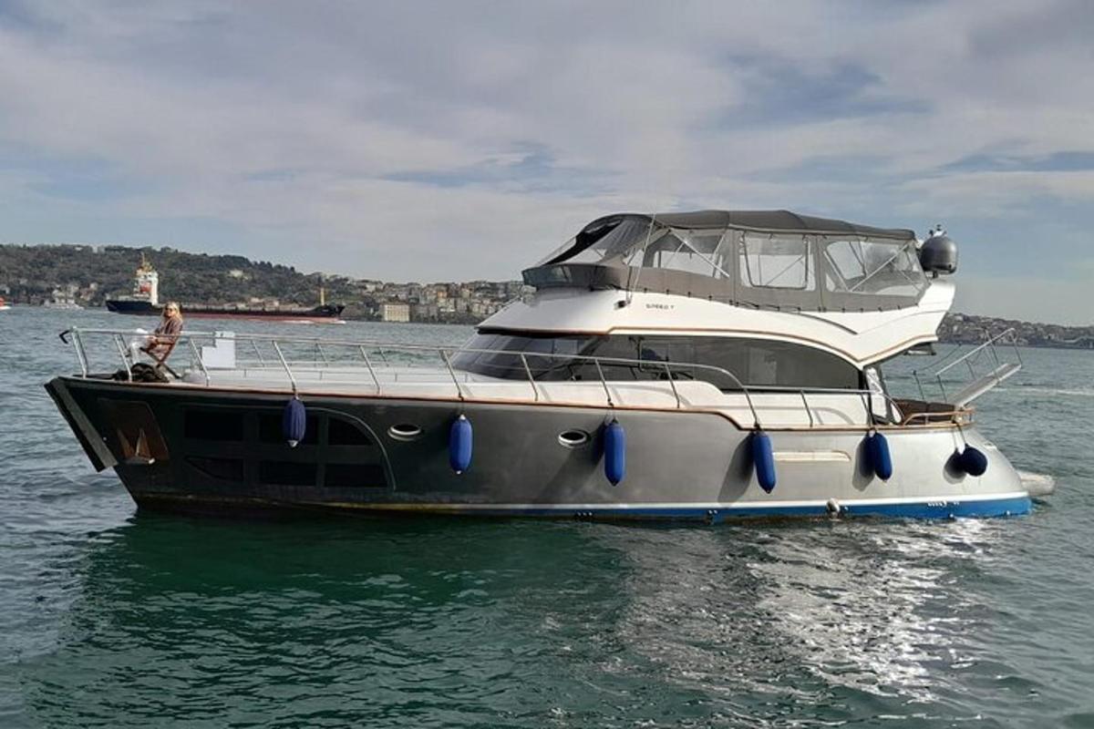 un uomo seduto su una barca in acqua