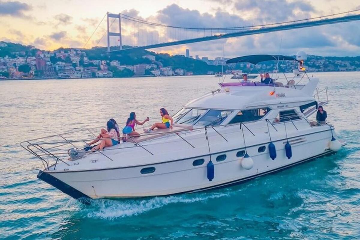 hópur fólks situr á báti í vatninu