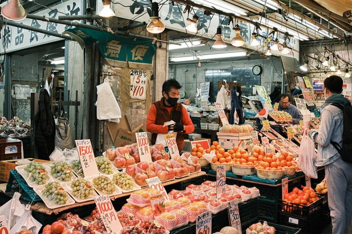 un uomo in piedi in un mercato con frutta e verdura