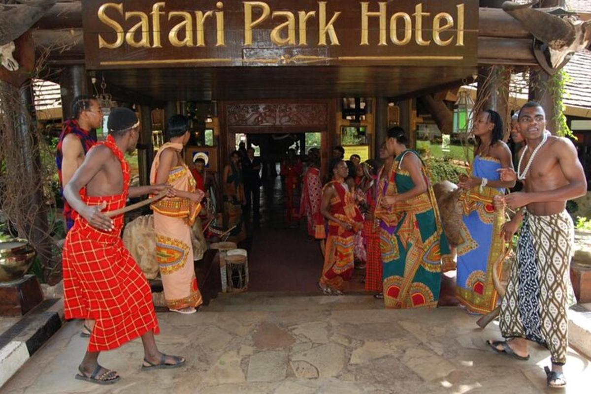 một nhóm người đang đứng bên ngoài khách sạn sari park