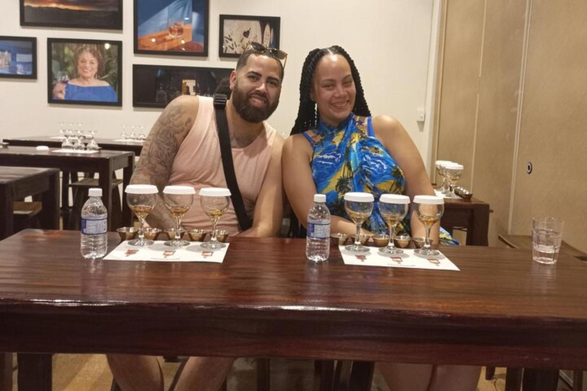 一男一女坐在桌边，手拿酒杯