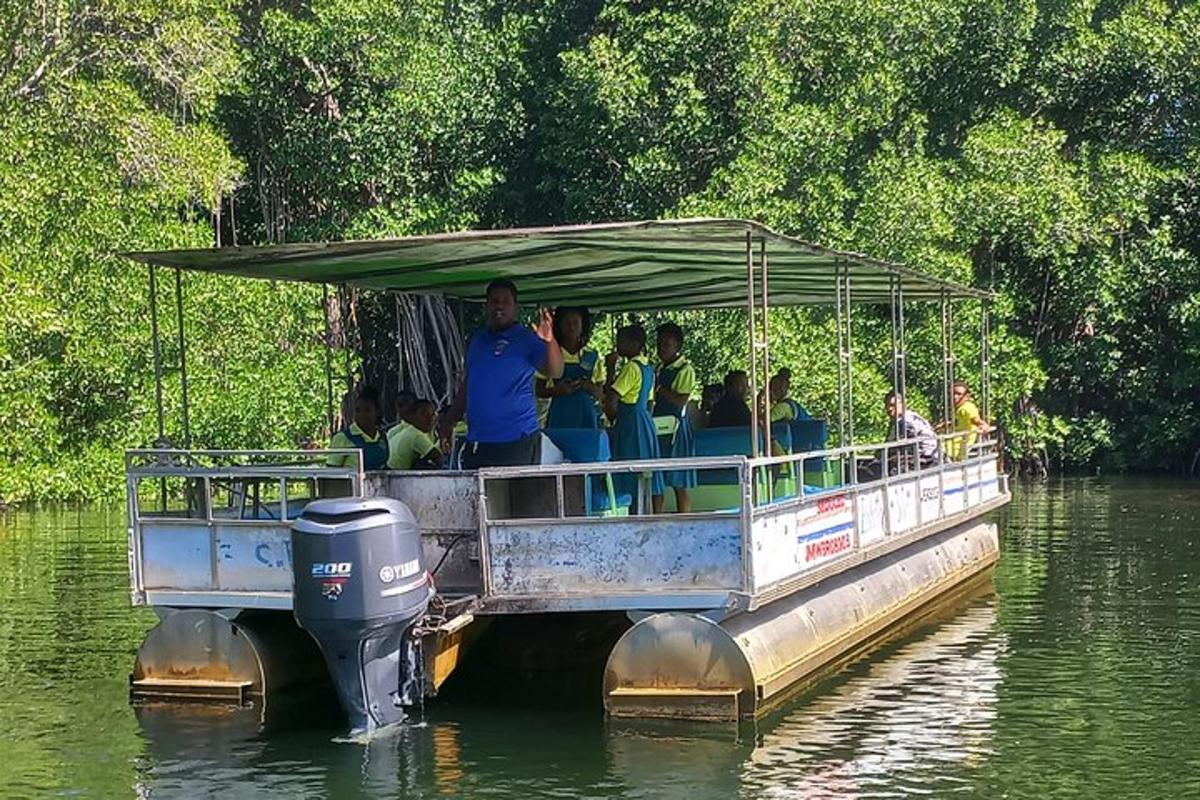 un gruppo di persone su una barca in acqua