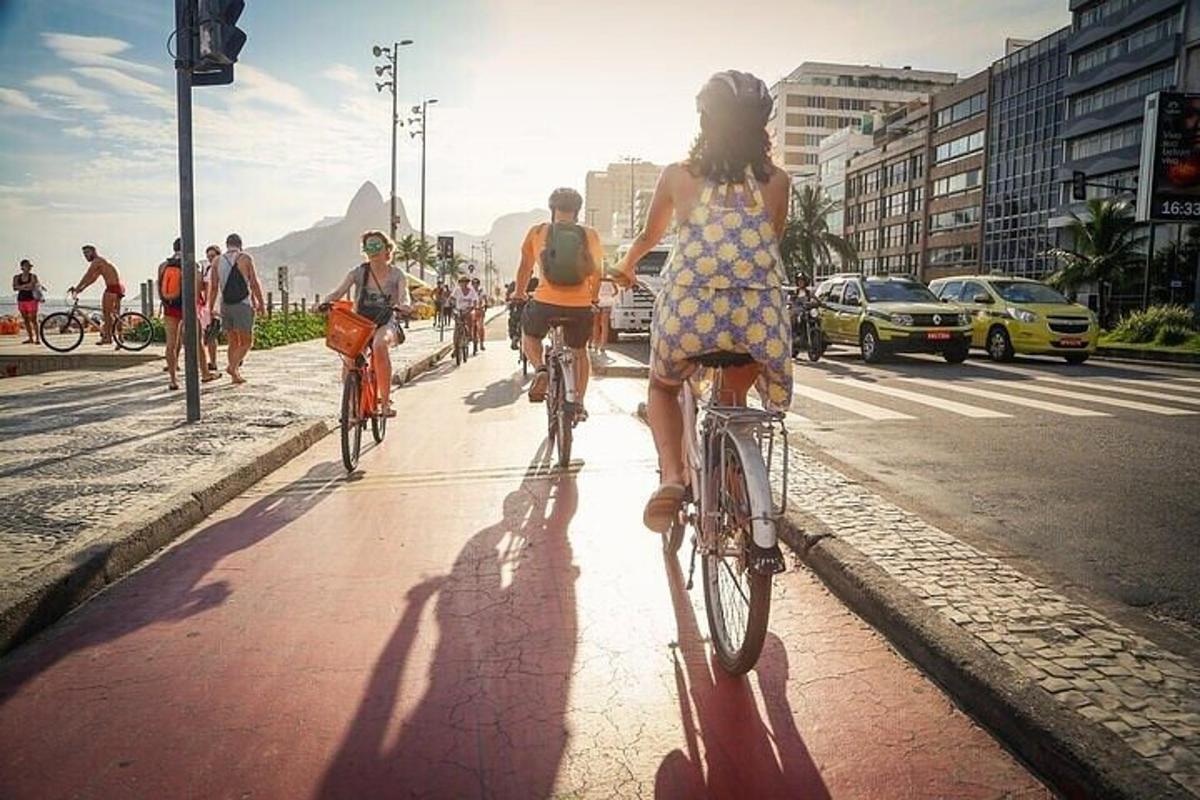 skupina ľudí jazdiacich na bicykloch po ulici
