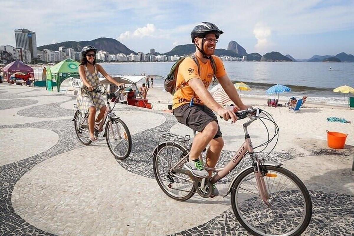 muž a žena jazdia na bicykloch na pláži