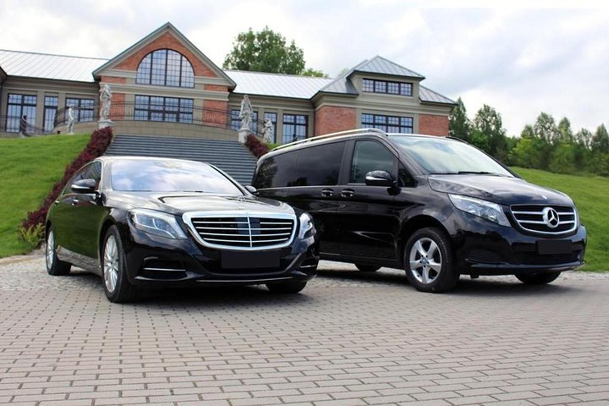 dois veículos estacionados em frente a uma casa