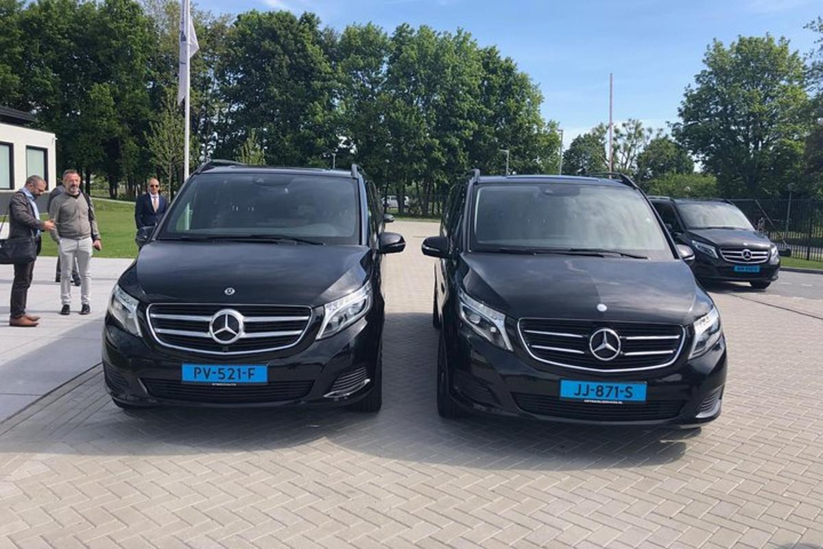 due auto nere parcheggiate una accanto all'altra
