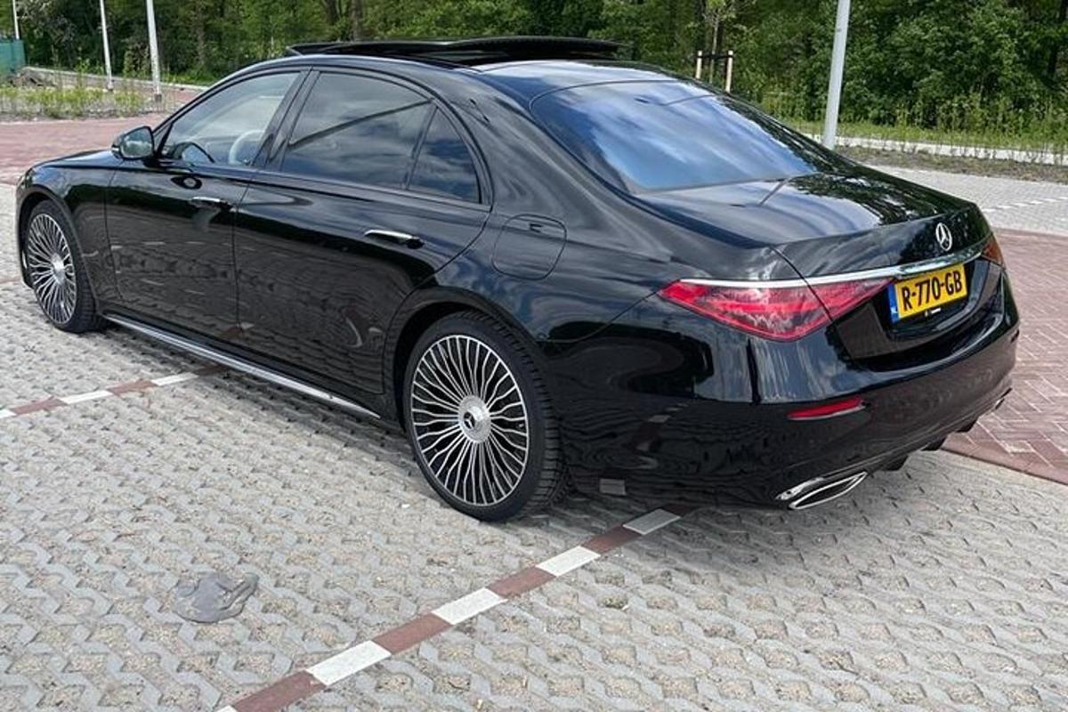 černé auto zaparkované na parkovišti