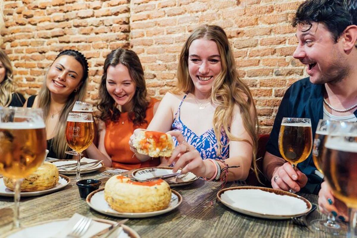 Un grupo de personas sentadas alrededor de una mesa con un pastel.