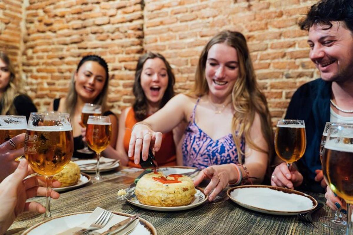 Un grupo de personas sentadas alrededor de una mesa con un pastel.