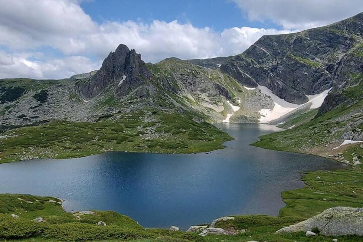 jezero uprostřed hory