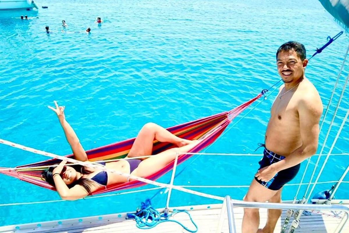 muž a žena v houpací síti na lodi ve vodě