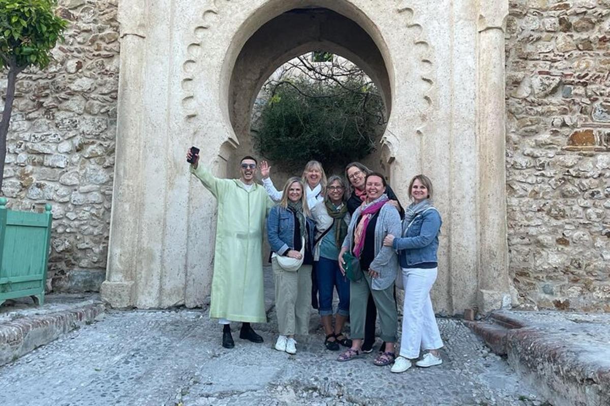 μια ομάδα ανθρώπων που στέκονται μπροστά σε ένα κτίριο