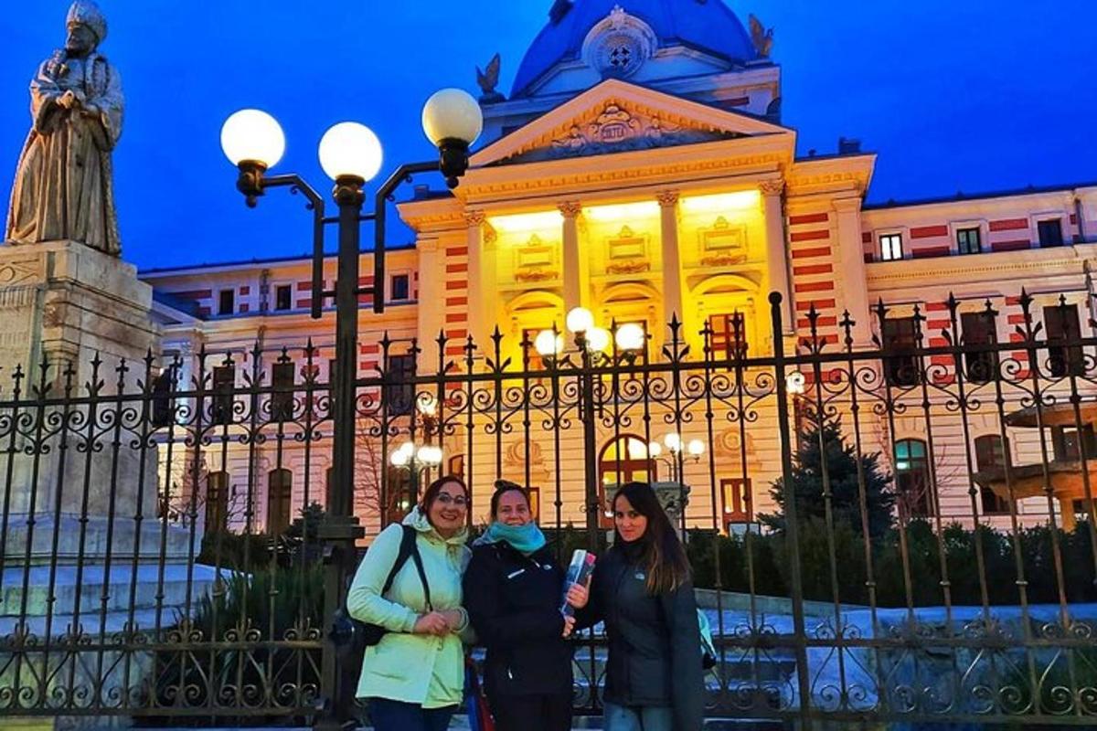 trei femei care stau în fața unei clădiri