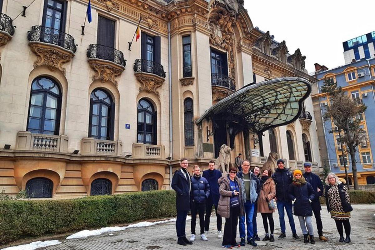 un grup de oameni care stau în fața unei clădiri