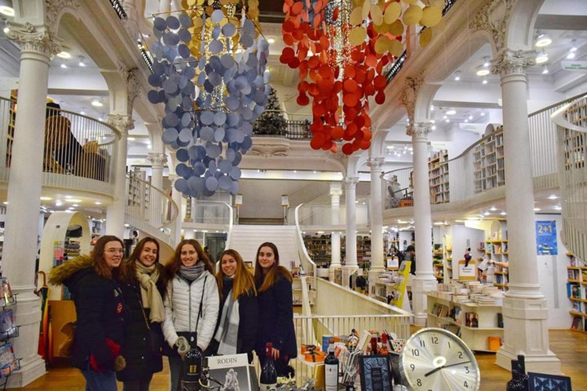 un grup de femei care stă într-un mall cu baloane